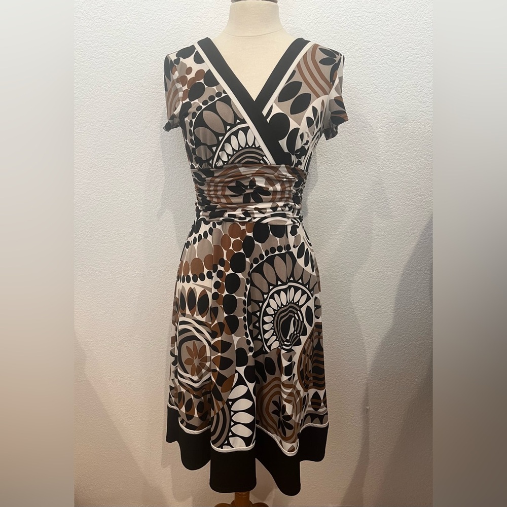 Studio I Women's Size 8 Multi-Colored Short Sleeve Empire Waist‎ Dress.